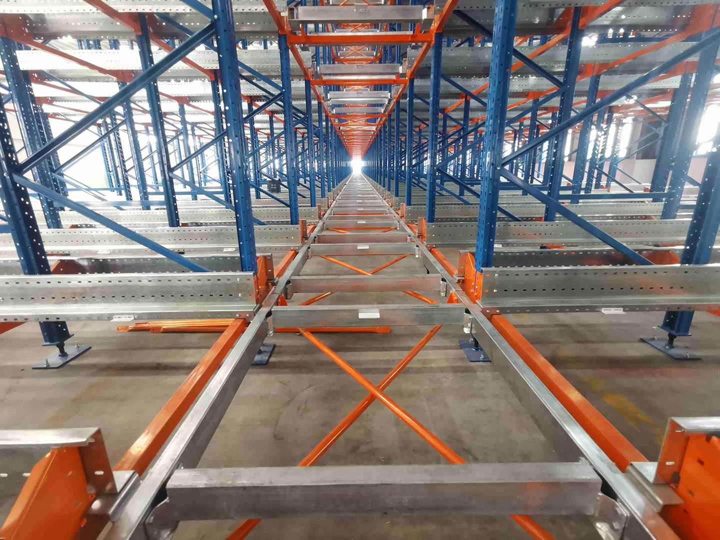  四向穿梭式货架